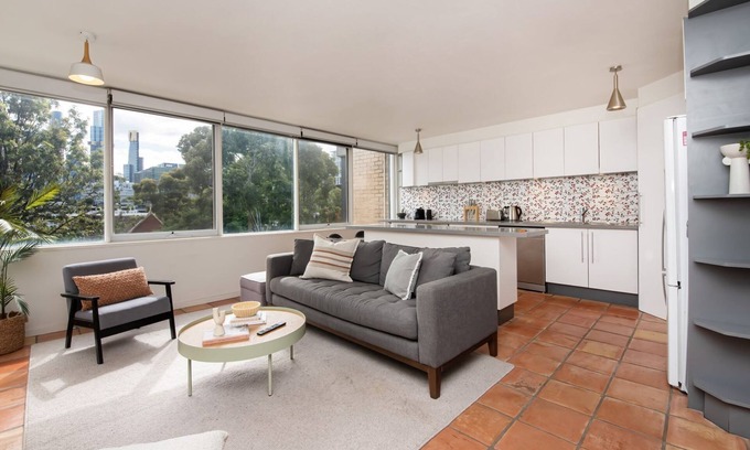 South Melbourne Apartment | City Lights and Lake Breezes near Albert Park