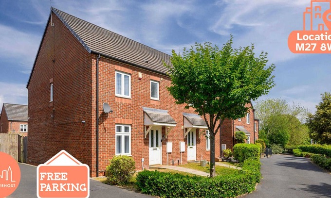 Kearsley House | City SuperHost | Pendlebury House Free Parking