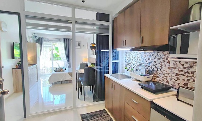 Jaro Apartment | CityCondo, 2nd Fl, 30 sqm, near CPU, balcony and parkview, Netflix, free parking