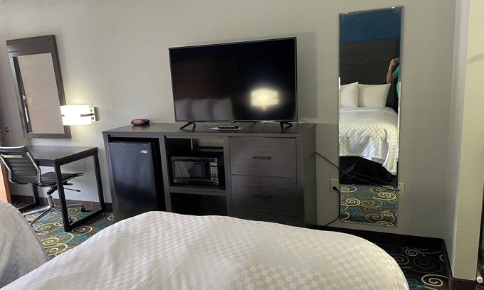 Warren Hotel | Clairmont Inn & Suites Warren