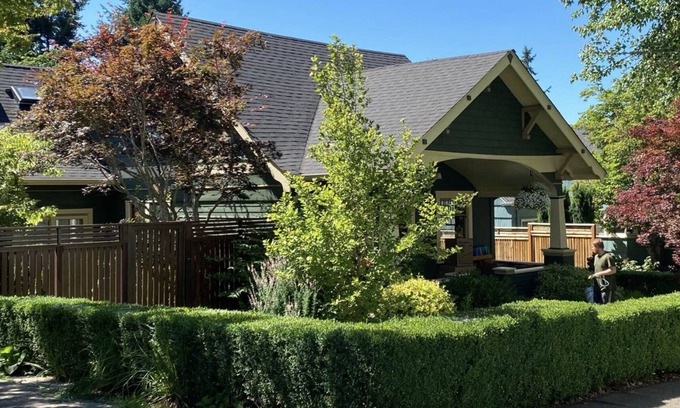 Friendly House | Classic 1929 Craftsman Bungalow conveniently located near the U of O. Sleeps 6