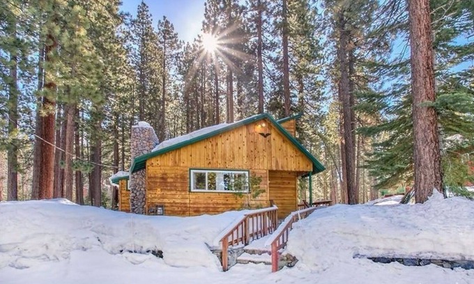 South Lake Tahoe Cabin | Classic cabin in idyllic setting 3 blocks away from CA Heavenly Ski Resort