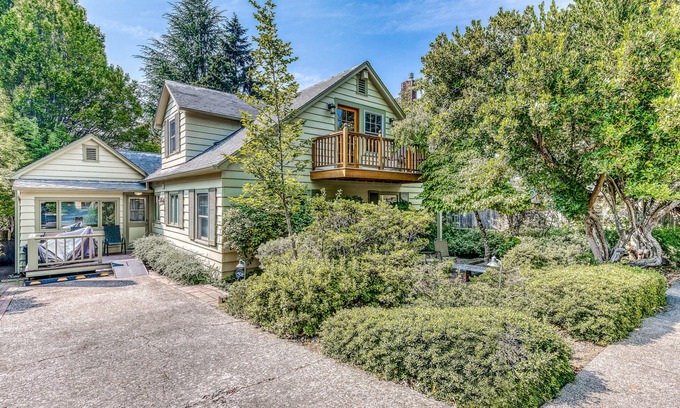 Amazon House | Classic, Dog-Friendly Home w/Free WiFi, a Washer/Dryer, & Enclosed Backyard