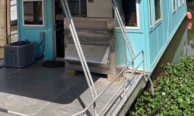 Venice Boat Rental | Classic houseboat with 5 private bedrooms and great patio