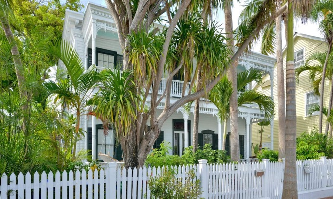 Key West Historic District House | Classic Key West Estate - 7BR Mansion off Duval St w/Pool & Guesthouse Sleeps 16