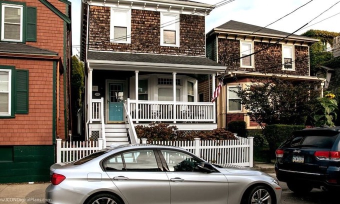 Fifth Ward Cottage | Clean and bright downtown cottage on Newport's bustling Thames Street