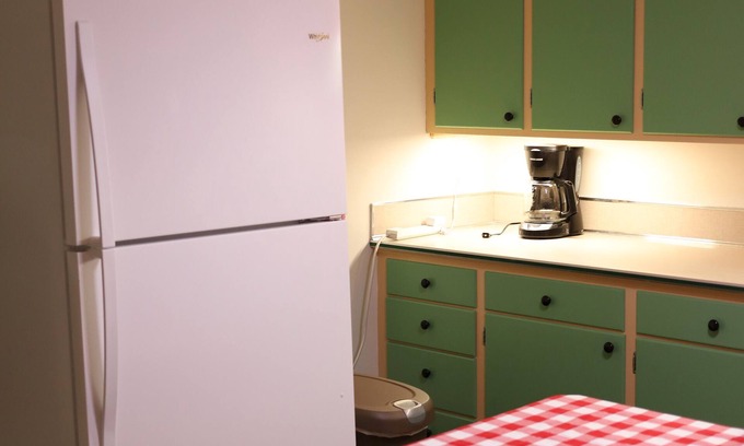 Manitowoc Apartment | Clean and cute 2 bedroom upper with garden view. Froedtert Hospital blocks away.