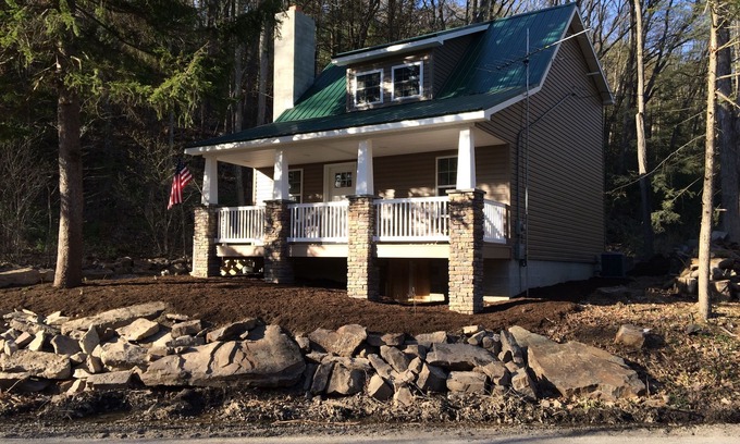 Swengel Cottage | Clean! Charming Cottage! Waterviews, WiFi, Outdoor Firepit, New Canvas Art TV