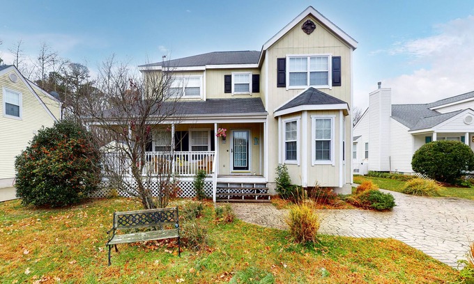 Clearwater House | Clearwater Home, perfectly located w/Shared Pool, Private Washer/Dryer, & WiFi