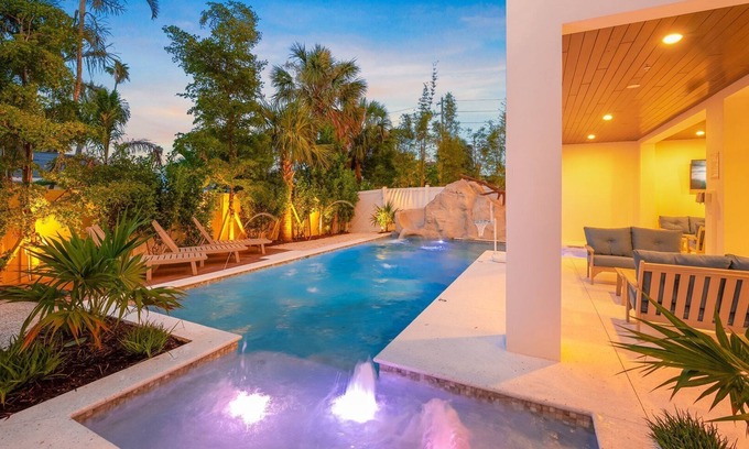 Bay Esplanade House | Clearwater Luxury-Resort Pool/Spa/Slide-Bay/Gulf Views-Bike to Beach/Village