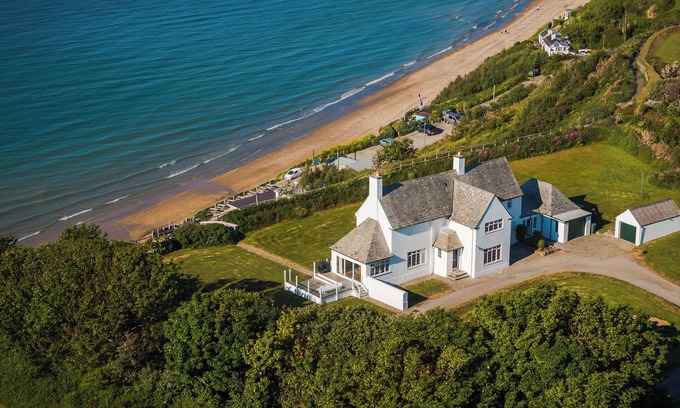 Nefyn House | Cliff Top is a refined coastal retreat where luxury meets laid-back living. With panoramic sea views, elegant interiors, and direct access to the beach below, this is the kind of place where time slows and every detail is designed for comfort & ease.