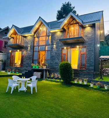 Srinagar House | Cliffside cottage