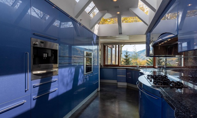 Vail House | Cliffside Stunning, Luxury 4 BR Min to Skiing!