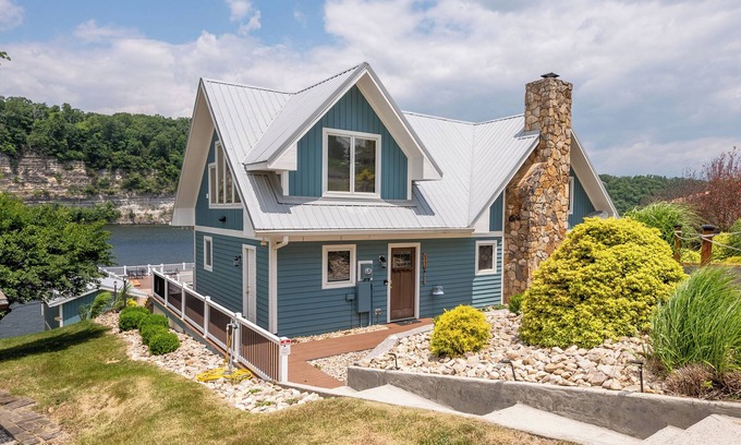 Ingles House | Cliffview Lakefront Retreat! Huge Dock, Floating Dock, Fire Pit, Multiple Patios