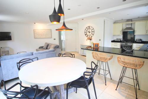 Treyarnon Apartment | CLOSE TO BEACH, dogs welcome, private garden