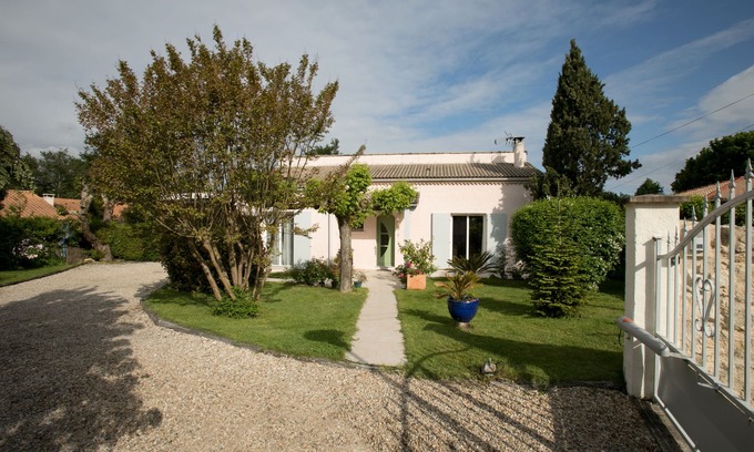 Salleboeuf House | Close to Bordeaux and St Emilion, quiet house with large garden.