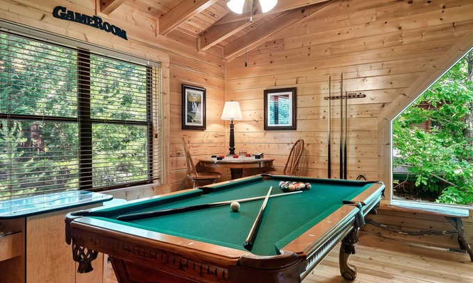 Gatlinburg - Pigeon Forge Cabin | Close to Pkwy! Cozy Cabin, Hot Tub, Pool Table