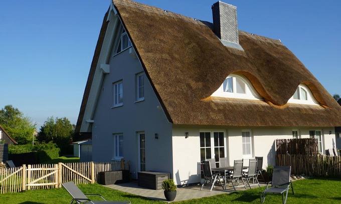 Borgerende House | Close to the beach, lovingly furnished. Thatched half m. eingefr. Green area, WiFi free