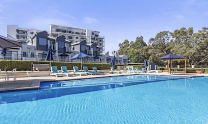Ascot Apartment | Close to the city with tranquility of the ascot river behind complex