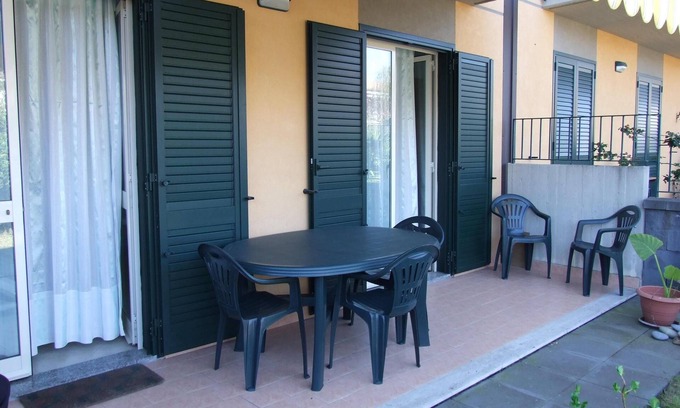 Fondachello Villa | Close to the sea, bright apartment with garden