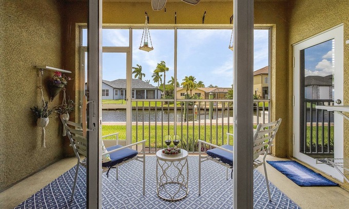 Fort Myers Condo | Closest to the Pool! - Updated, Bright & Cheery - Condo Serenity Cove - Roelens Vacations