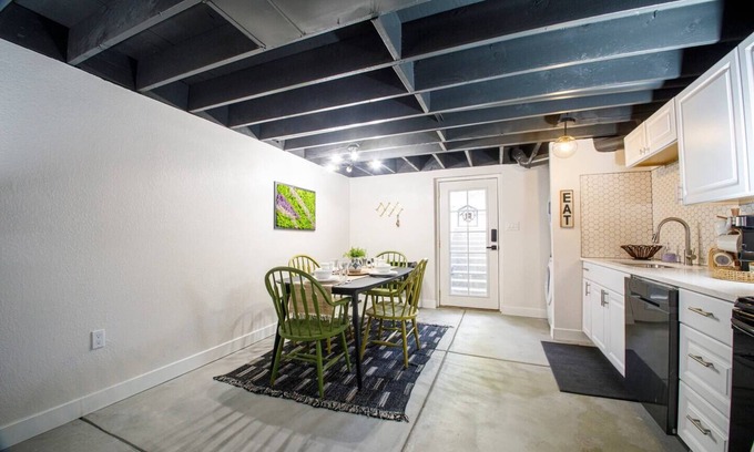 Tollgate Overlook House | Cloud Nine | Upscale Modern Apartment Huge Yard Pet Friendly!