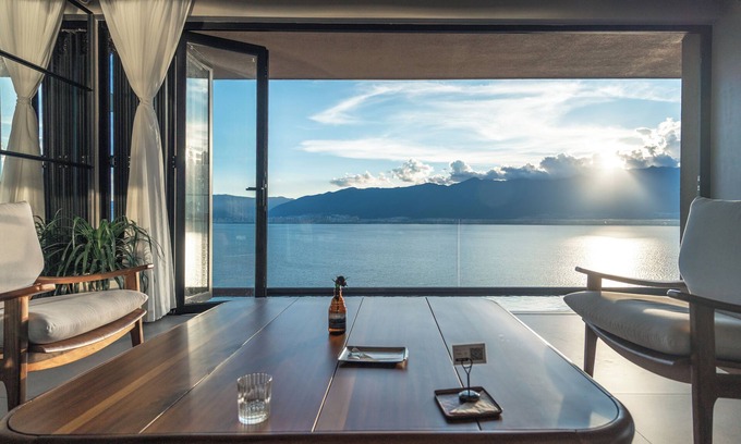 Dali Hotel | Clouds on the Horizon