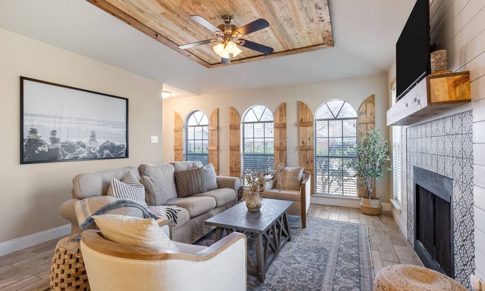 Euless House | Clover Cottage- Charming Mediterranean Cottage in the heart of DFW