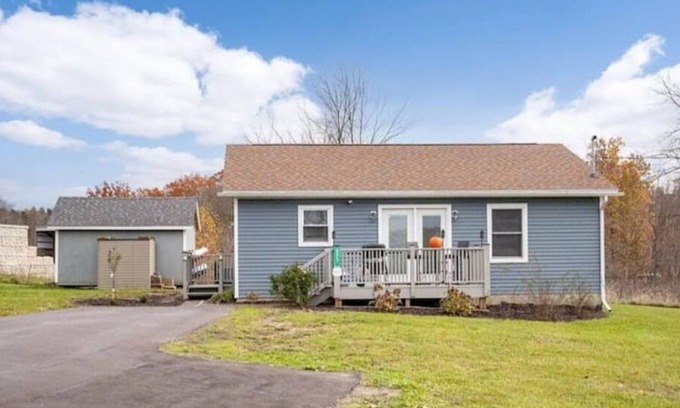 Cloverdale House | Cloverdale Cottage w/Lake View and Access