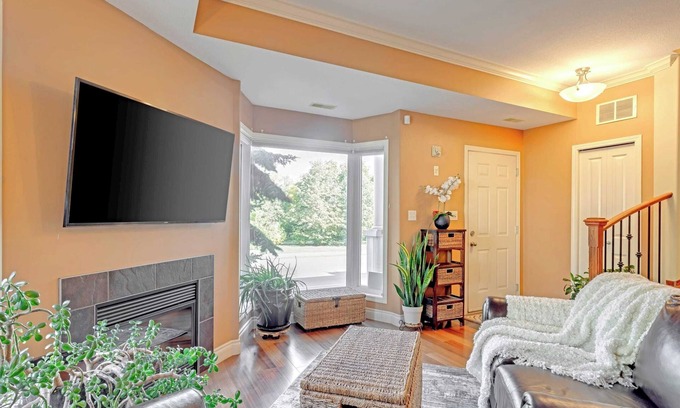 Edmonton House | Cloverdale. Sleeps 4. Steps from River Valley.