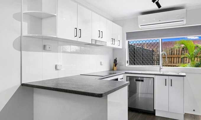 Torquay House | Coast Apartments 2 Bedroom Getaway