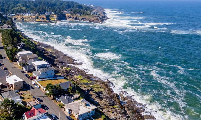 Depoe Bay House | Coastal Breeze Cottage in Walkable Depoe Bay