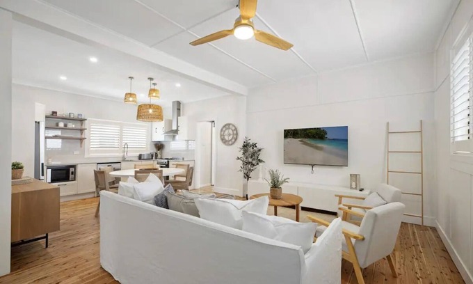 Ettalong Beach House | Coastal Dreams 3BR Home - Playground | Pet Friendly