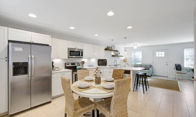 Old Village House | COASTAL GETAWAY - PROFESSIONALLY CLEANED TOWNHOUSE! GREAT LOCATION! 3BDRM