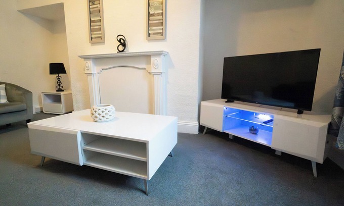 Seaham House | Coastal Retreat for Professionals - 5 mins drive to the beach.