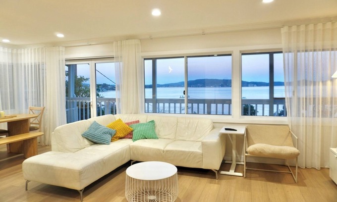 Tascott House | Coastal Retreat with Water Views