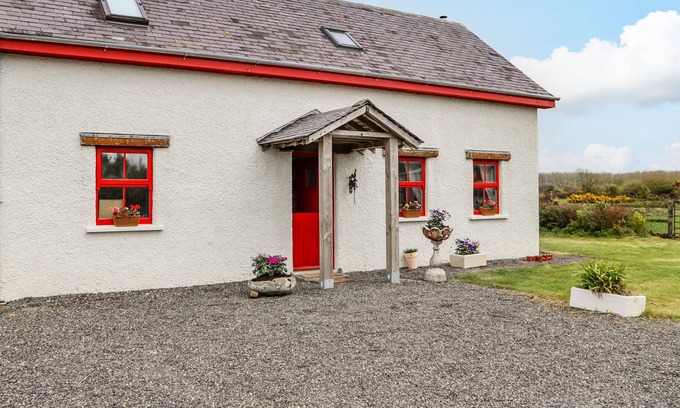 Kilmore Cottage | COB COTTAGE, pet friendly, with a garden in Kilmore, County Wexford