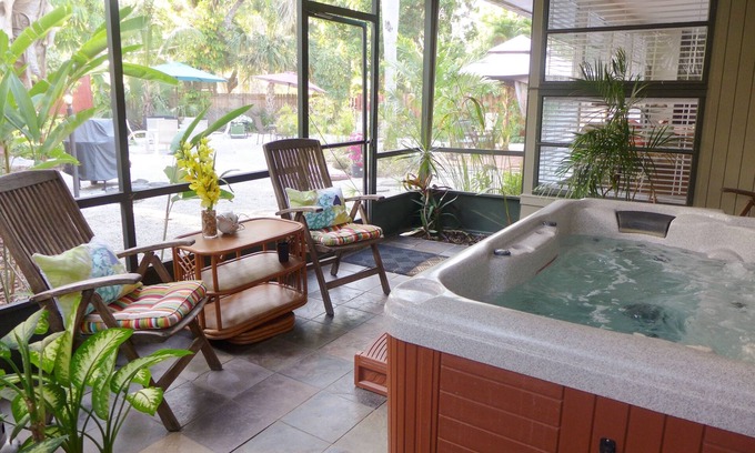 Altamont Manor Apartment | COCONUT PALM APT~ COMFY 2ND FLR APT W/LOCKED PRIVATE DOOR!