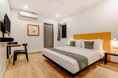 Delhi Hotel | Collection O Near Kohat Enclave Metro Station