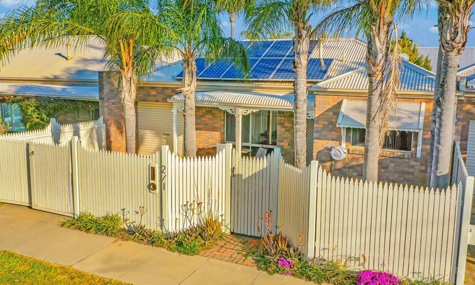 Echuca House | Collier Terrace: charming + central