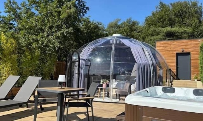 Bathernay Bed & Breakfast | CollinéA La Bulle StelléA Sleep under the stars!
