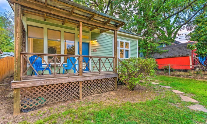 Hillcrest Cottage | Colorful Cottage w/Deck ~ 5 Mi to Downtown!