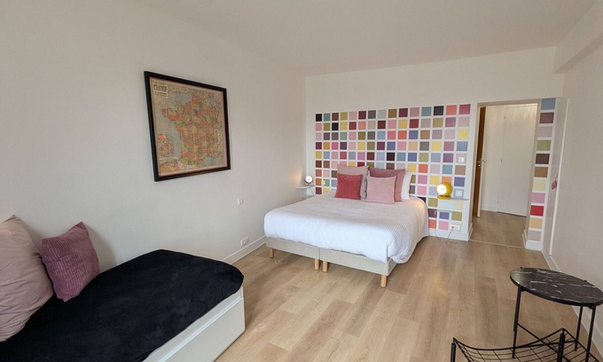 Briare Bed & Breakfast | Colorful room in Briare center, breakfast included