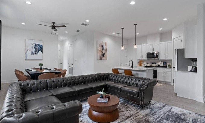 MLK Apartment | Combined Home Near Downtown & East Austin Up to 18