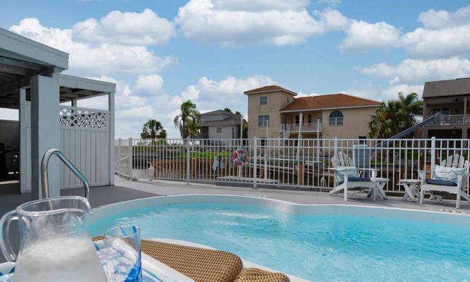 Hudson House | Come and stay where the Dolphins' Play