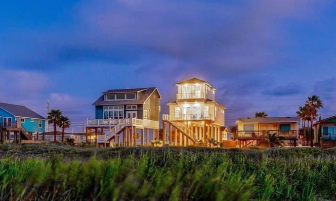 Gulf Palms House | Come Home to an Oceanfront, Beachfront Texas Gulf Coast Cottage On The Water