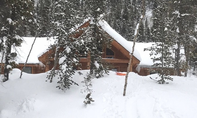 Garfield House | Come Stay and Play in the Rockies with 2 King and 6 Queen beds! Great ESCAPE!
