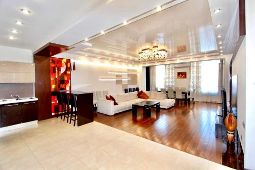 Kentron Apartment | Comfort 3 Bedrooms 2 Bathrooms 205 SQM Apartment Near Republic Square