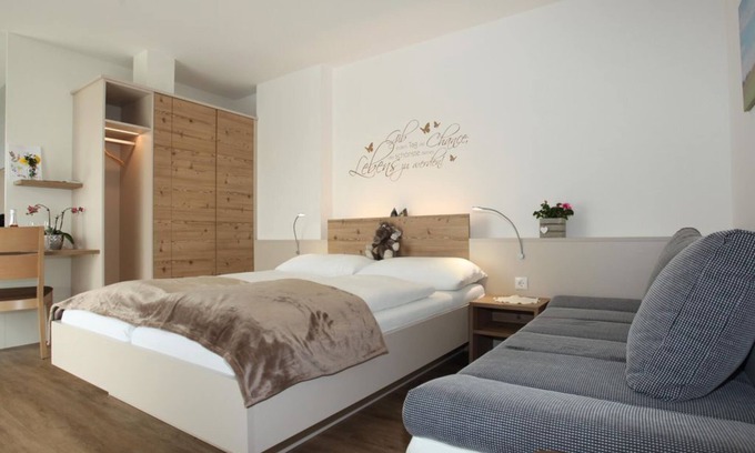 Feldbach Bed & Breakfast | Comfort double room, bath, WC, as good as new - Pension Raabtal