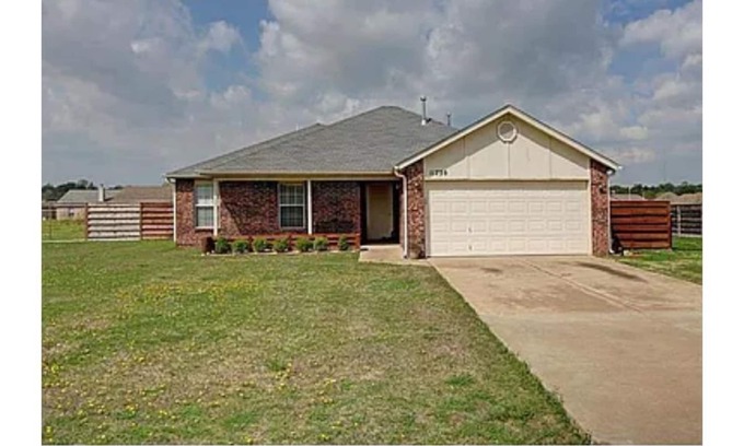 Rogers County House | Comfortable 1/2 acre home for your leisure
